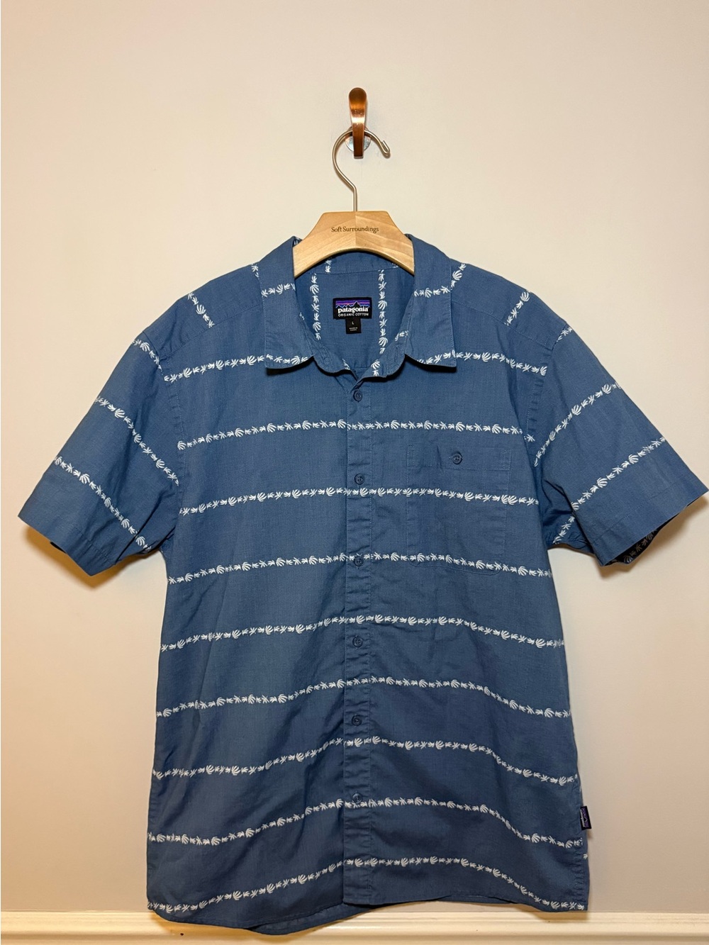 Patagonia Go To Shirt blue and white leaf pattern button down short sleeve shirt